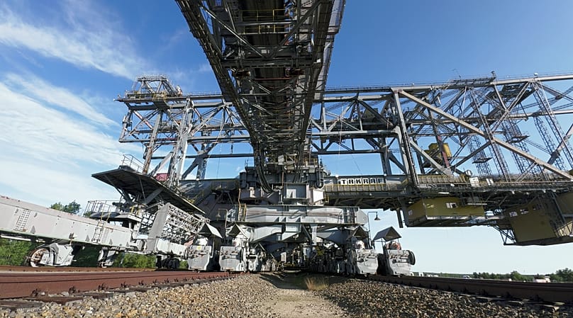 Die größte bewegliche Maschine der Welt - die Abraumförderbrücke F60 wiegt 13.000 Tonnen und ist einen halben Kilometer lang..