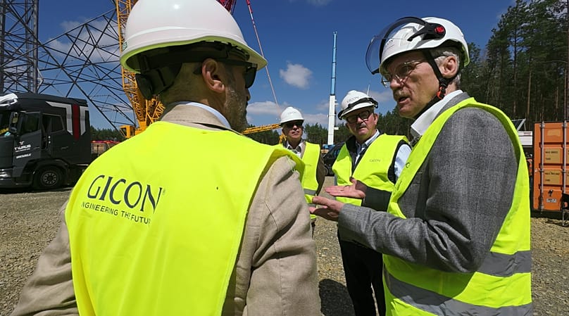 Experten aus der ganzen Welt interessieren sich für das revolutionäre Höhenwindrad-Konzept. Italienische Wissenschaftlier und Ingenieure besichtigen die GICON-Baustelle.