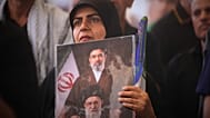 صورة تجمع المرشد الأعلى الإيراني مجتبى خامنئي ووالده الراحل علي خامنئي، مدينة النجف العراقية، 8 تموز 2026.