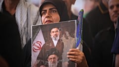 صورة تجمع المرشد الأعلى الإيراني مجتبى خامنئي ووالده الراحل علي خامنئي، مدينة النجف العراقية، 8 تموز 2026.
