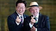 Lula posou ao lado de Lee Jae-Myung e fez o gesto conhecido como “coração coreano” num momento descontraído do encontro