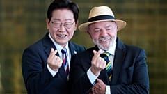 Lula posou ao lado de Lee Jae-Myung e fez o gesto conhecido como “coração coreano” num momento descontraído do encontro