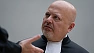  المدعي العام السابق كريم خان يتحدث قبل انعقاد جلسة للمحكمة الجنائية الدولية في لاهاي بهولندا، 14 مارس 2025. 