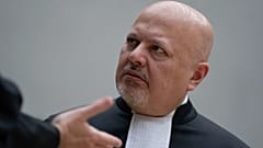  المدعي العام السابق كريم خان يتحدث قبل انعقاد جلسة للمحكمة الجنائية الدولية في لاهاي بهولندا، 14 مارس 2025. 