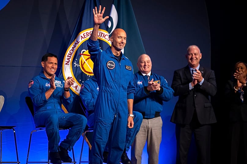 Luca Parmitano, membre de l'équipage d'Artemis III, salue la foule lors d'une conférence de presse au centre spatial Johnson, mardi 9 juin 2026, à Houston. (Photo AP/Annie Mulligan)