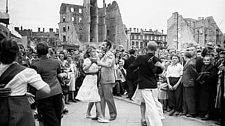 Die Ausstellung "Warschaus Neuanfang 1945 - 1949. Fotografien vom Leben in den Trümmern" zeigt, wie Warschau und seine Bewohner einen Neuanfang wagten.