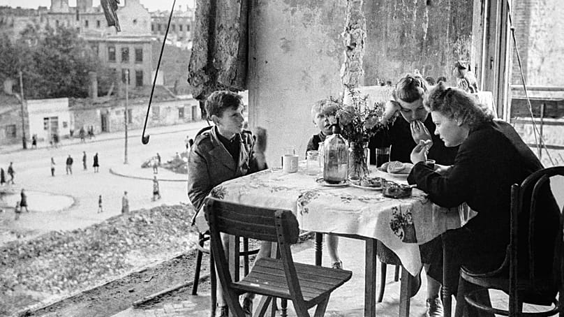 Die Ausstellung "Warschaus Neuanfang 1945 - 1949. Fotografien vom Leben in den Trümmern" zeigt Alltagsszenen in den zerstörten Häusern.