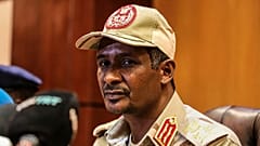  يتحدث الجنرال السوداني محمد حمدان دقلو، نائب رئيس المجلس العسكري، في مؤتمر صحفي في الخرطوم، السودان.