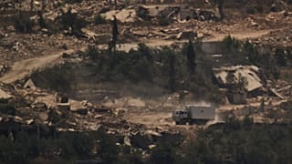 شاحنة تابعة لقوات حفظ السلام التابعة للأمم المتحدة في لبنان تمر بجوار مبانٍ مدمرة على طول الحدود الإسرائيلية اللبنانية كما تُرى من شمال إسرائيل، الجمعة 26 يونيو/حزيران 2026. (
