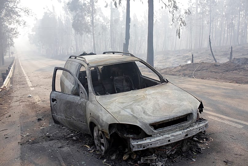 Carro queimado na estrada entre Castanheira de Pêra e Figueiró dos Vinhos, perto de Pedrógão Grande, centro de Portugal, 18 de junho de 2017
