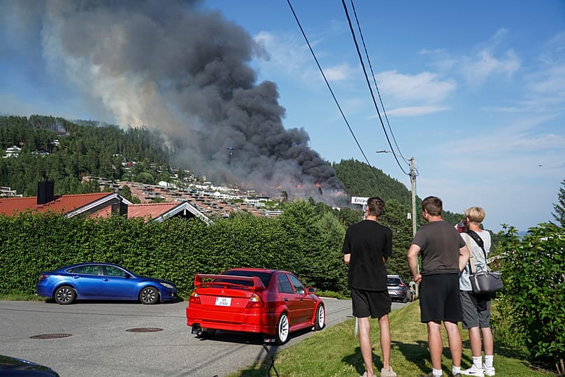 Incêndio na aldeia de Krokstadelva, em Drammen, Noruega, sexta-feira, 17 de julho de 2026