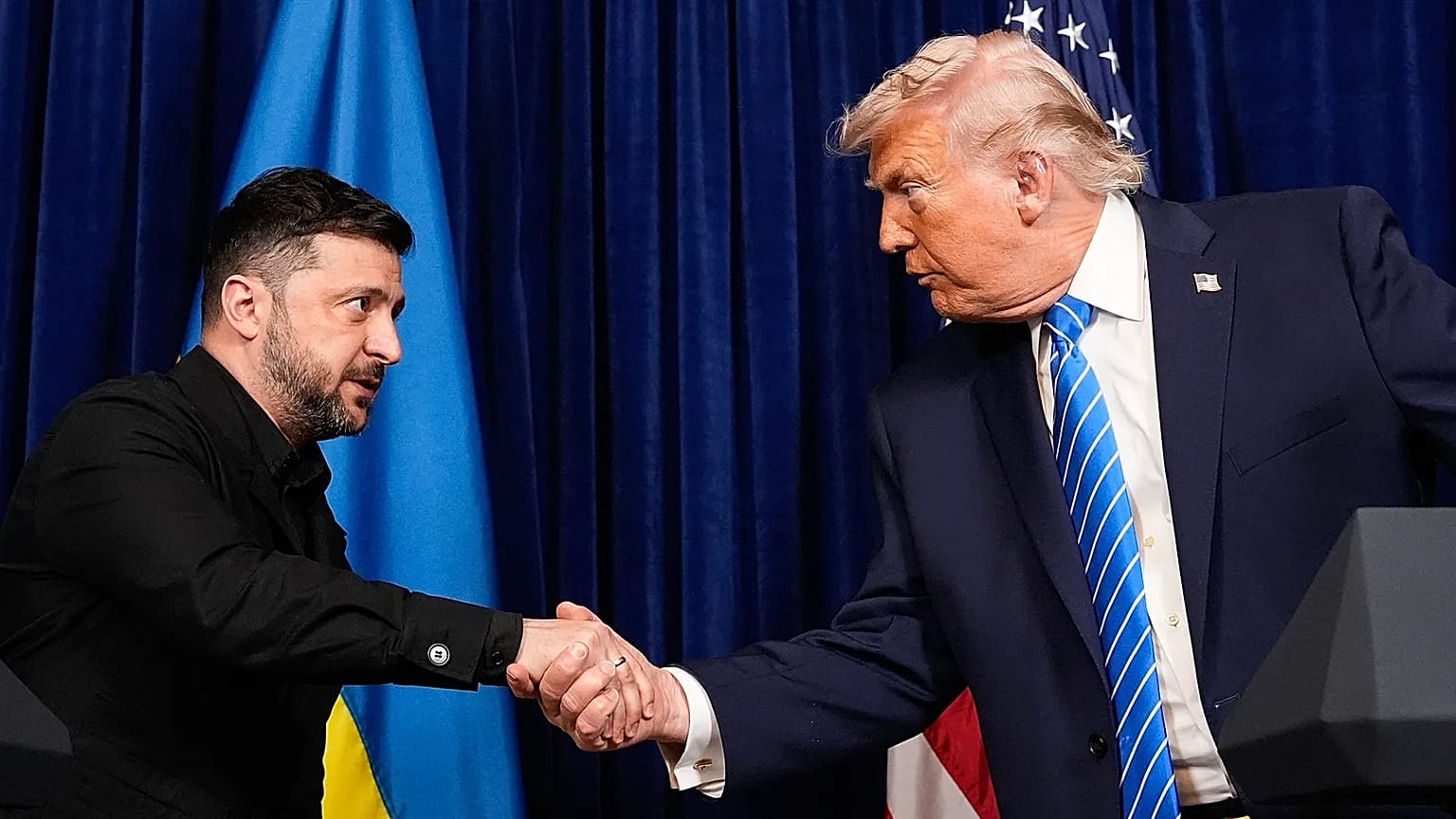 US President Donald Trump, right, shakes hands with Ukrainian President Volodymyr Zelenskyy before a joint news conference at Trump's Mar-a-Lago club, 28 Dec, 2025.