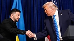 El presidente de EE.UU. Donald Trump, a la derecha, da la mano al presidente ucraniano Zelenski antes de una rueda de prensa en Mar-a-Lago, el pasdao 28 de diciembre de 2025