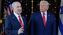 El presidente Donald Trump escucha al primer ministro israelí Benjamin Netanyahu mientras habla en su club Mar-a-Lago, el 29 de diciembre de 2025, en Palm Beach.