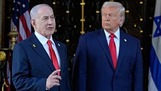 Il presidente Donald Trump ascolta il primo ministro israeliano Benjamin Netanyahu mentre parla al club Mar-a-Lago di Trump, il 29 dicembre 2025, a Palm Beach.