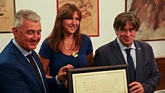 Carles Puigdemont y Laura Borràs visitan a Mario Conoci (izquierda), alcalde de Alguer, ciudad sarda con una importante comunidad catalanoparlante, en septiembre de 2021