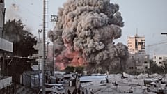 El humo se eleva tras un ataque militar israelí en la ciudad de Gaza, martes 28 de julio de 2026.