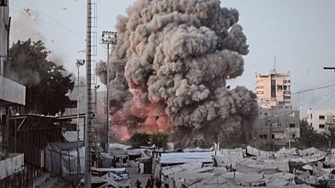 El humo se eleva tras un ataque militar israelí en la ciudad de Gaza, martes 28 de julio de 2026.