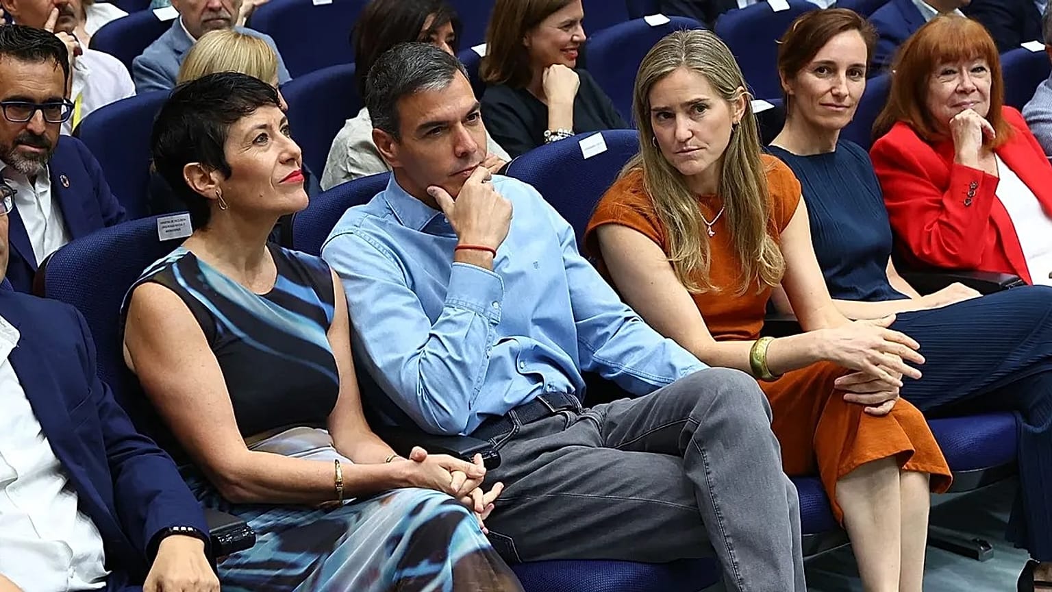 El presidente Pedro Sánchez junto a la vicepresidenta tercera, Sara Aagesen, y las ministras Elma Saiz y Mónica García en la presentación de la Red de Refugios Climáticos