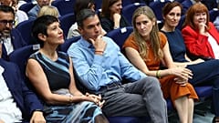 El presidente Pedro Sánchez junto a la vicepresidenta tercera, Sara Aagesen, y las ministras Elma Saiz y Mónica García en la presentación de la Red de Refugios Climáticos