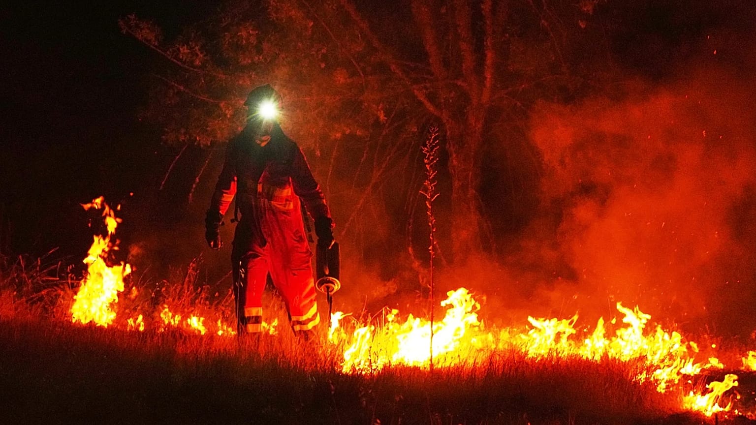 İtfaiyeciler, İspanya'nın Avila eyaletindeki Cebreros yakınlarında yayılmaya devam eden bir orman yangınını durdurmak için kontrollü yakma yöntemini kullanıyor, 28 Temmuz 2026