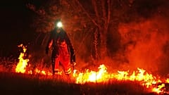 İtfaiyeciler, İspanya'nın Avila eyaletindeki Cebreros yakınlarında yayılmaya devam eden bir orman yangınını durdurmak için kontrollü yakma yöntemini kullanıyor, 28 Temmuz 2026