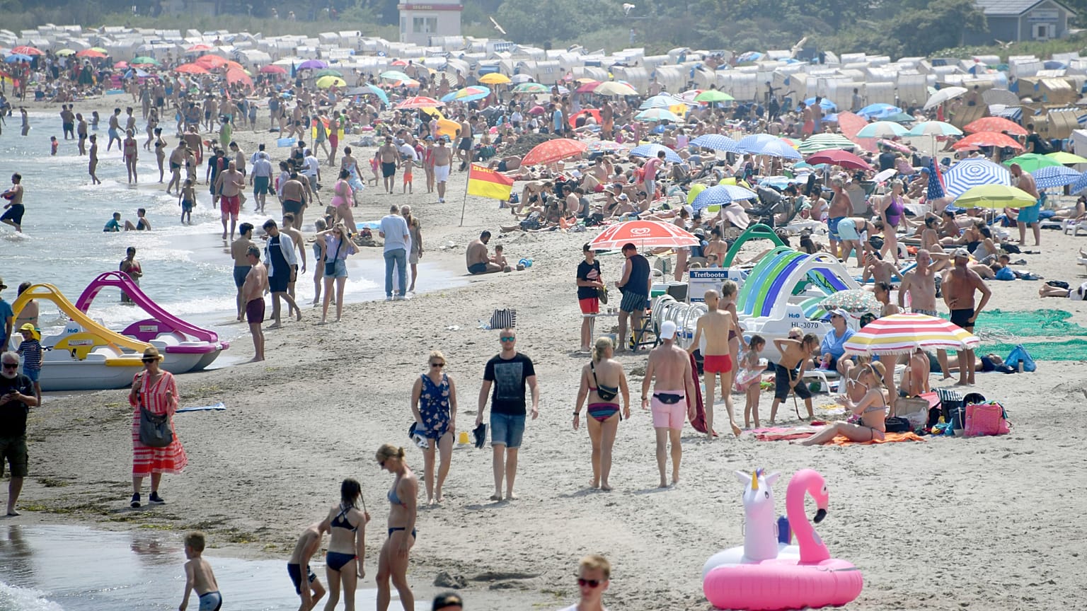 Am Freitag, dem 26. Juni 2020, strömen Besucher an den Ostseestrand von Timmendorfer Strand in Deutschland.