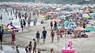 Am Freitag, dem 26. Juni 2020, strömen Besucher an den Ostseestrand von Timmendorfer Strand in Deutschland.