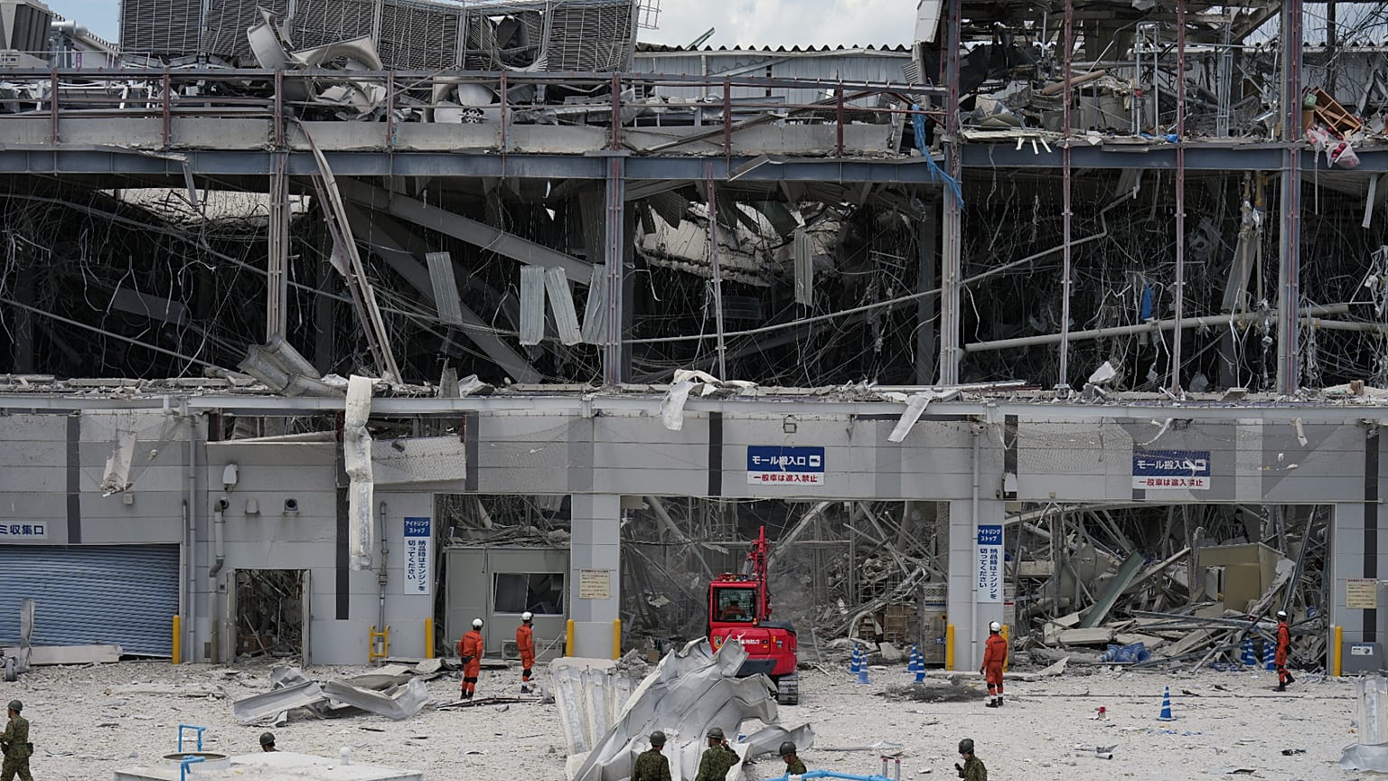 El centro comercial AEON Mall, dañado por una explosión tras un terremoto, se ve en Kashima, prefectura de Kumamoto, sur de Japón, miércoles 29 de julio de 2026.