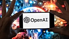 ARQUIVO - Logótipo da OpenAI surge num telemóvel diante de uma imagem gerada pelo modelo de texto-para-imagem Dall-E do ChatGPT, em 8 de dezembro de 2023, em Boston.