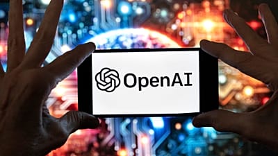ZDJĘCIE ARCHIWALNE – Logo OpenAI na telefonie komórkowym na tle obrazu wygenerowanego przez model Dall-E ChatGPT, 8 grudnia 2023 r., Boston.