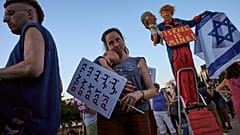 Manifestantes protestan en la plaza Habima de Tel Aviv, Israel, contra la violencia de colonos israelíes en la Cisjordania ocupada, martes 28 de julio de 2026.