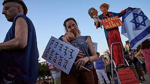 Manifestantes protestan en la plaza Habima de Tel Aviv, Israel, contra la violencia de colonos israelíes en la Cisjordania ocupada, martes 28 de julio de 2026.
