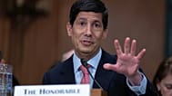 Archivbild: Fed-Chef Kevin Warsh sagt am 15. Juli 2026 vor dem Bank-, Wohnungsbau- und Stadtentwicklungsausschuss des US-Senats in Washington aus.