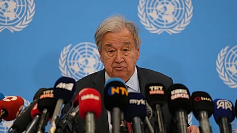 Le secrétaire général de l’ONU, Antonio Guterres, lors de ses déclarations après la réunion trilatérale à Chypre