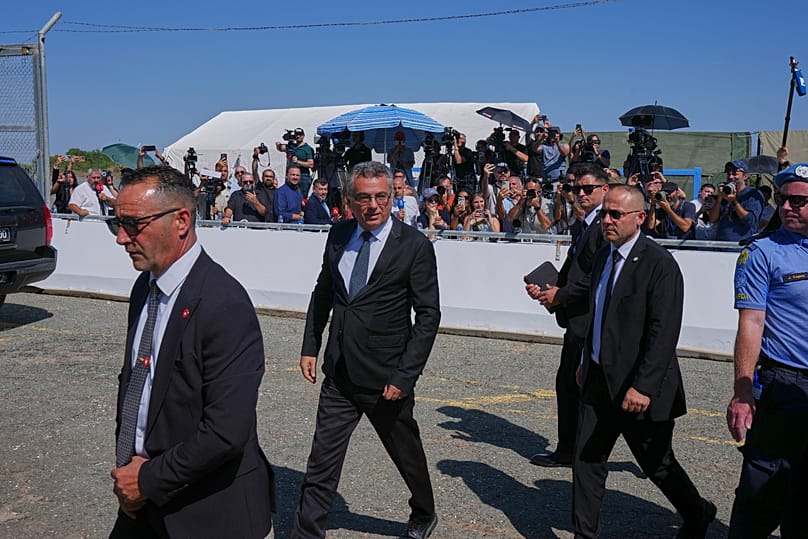 Ο τ/κ ηγέτης Τουφάν Έρχιουρμαν κατά την άφιξή του στον χώρο της συνάντησης