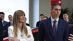 El presidente del Gobierno español, Pedro Sánchez (en el centro), y su esposa Begoña Gómez en la sede de Xiaomi en Pekín, el lunes 13 de abril de 2026.