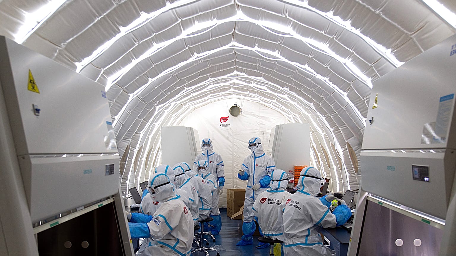Foto d'archivio pubblicata dall'agenzia di stampa cinese Xinhua, ricercatori al lavoro in un laboratorio per i test COVID-19 fornito dalla società cinese BGI Genomics