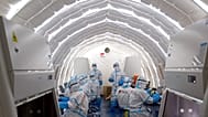 Foto d'archivio pubblicata dall'agenzia di stampa cinese Xinhua, ricercatori al lavoro in un laboratorio per i test COVID-19 fornito dalla società cinese BGI Genomics