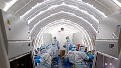 Foto d'archivio pubblicata dall'agenzia di stampa cinese Xinhua, ricercatori al lavoro in un laboratorio per i test COVID-19 fornito dalla società cinese BGI Genomics