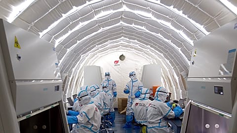 Foto d'archivio pubblicata dall'agenzia di stampa cinese Xinhua, ricercatori al lavoro in un laboratorio per i test COVID-19 fornito dalla società cinese BGI Genomics