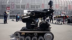 ARCHIVO - Agentes de policía usan un robot en un ejercicio de seguridad en el estadio Pierre Mauroy de Villeneuve d'Ascq, norte de Francia, el jueves 21 de abril de 2016.
