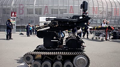 ARCHIWUM – Policjanci używają robota podczas ćwiczeń bezpieczeństwa na stadionie Pierre Mauroy w Villeneuve-d’Ascq na północy Francji, w czwartek 21 kwietnia 2016 r.