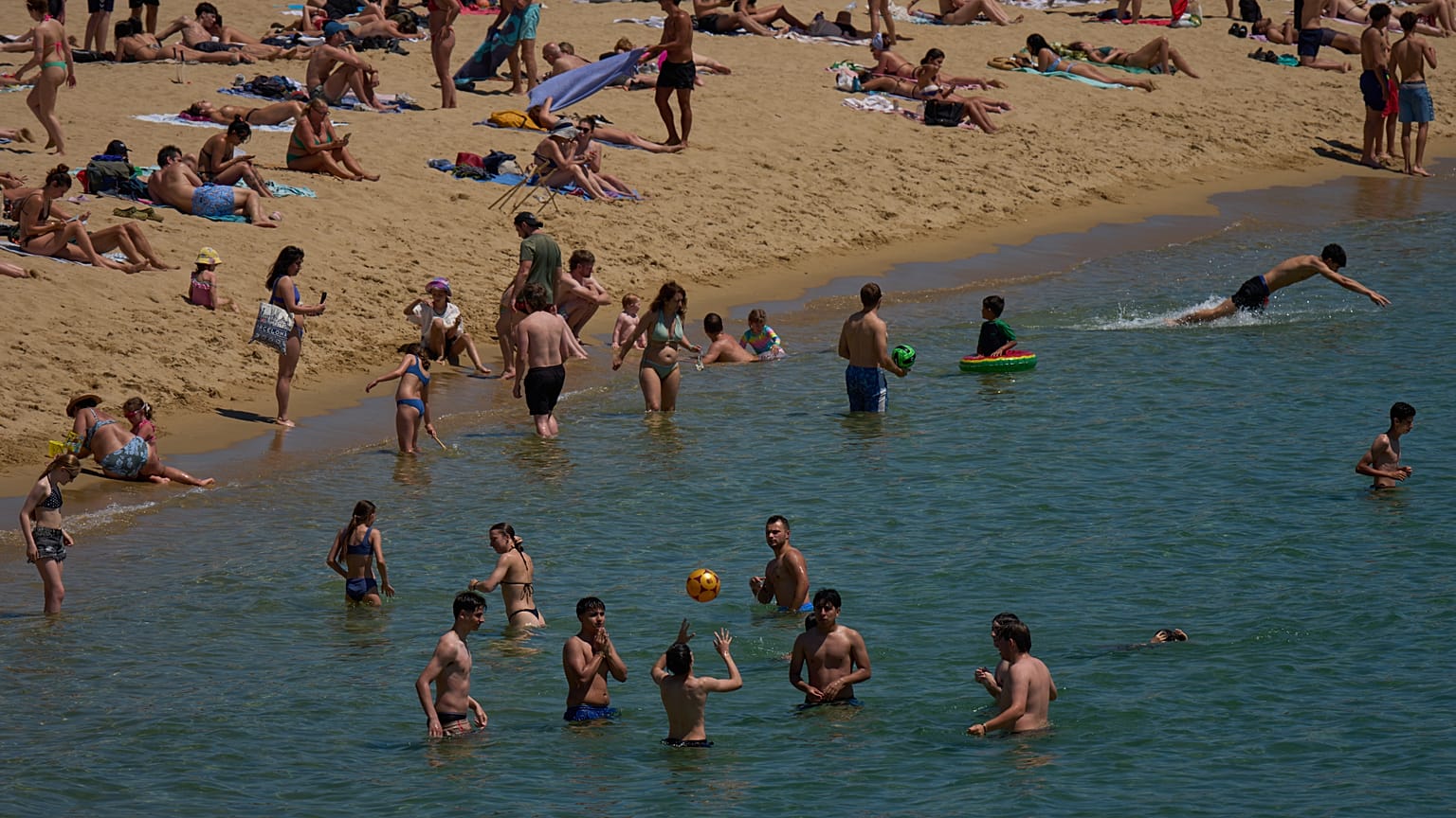 Unos bañistas se refrescan en una playa de Barcelona, ​​España, el miércoles 27 de mayo de 2026.