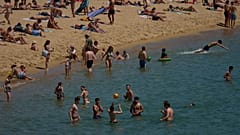 Unos bañistas se refrescan en una playa de Barcelona, ​​España, el miércoles 27 de mayo de 2026.