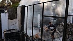 Moha Haddad intenta apagar un incendio en su casa mientras un incendio forestal continúa propagándose cerca de Navas del Rey, provincia de Ávila, España, 28 de julio de 2026