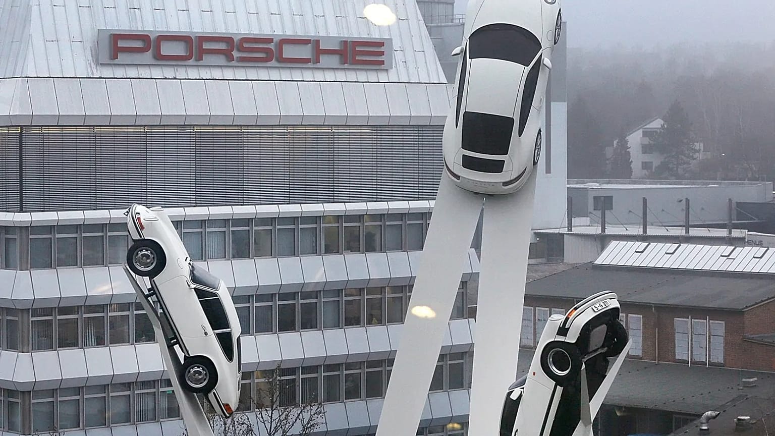 Archivo - Una escultura con coches Porsche se alza en el recinto de la fábrica de Porsche en Stuttgart, 11 de marzo de 2016.
