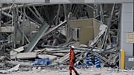 شوهد عامل إنقاذ يسير أمام مركز AEON التجاري، الذي تضرر جراء انفجار عقب زلزال، في كاشيما بمحافظة كوماموتو بجنوب اليابان، الأربعاء 29 يوليو 2026.