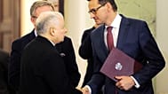[Archiwum] Nowo wyznaczony na stanowisko premiera Mateusz Morawiecki odbiera gratulacje od Jarosława Kaczyńskiego w piątek, 8 grudnia 2017 r. (AP Photo/Alik Keplicz,)