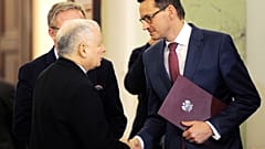 [Archívum] A frissen kinevezett Mateusz Morawiecki miniszterelnök gratulációkat fogad Jarosław Kaczyńskitól 2017. december 8-án, pénteken. (AP Photo/Alik Keplicz,)